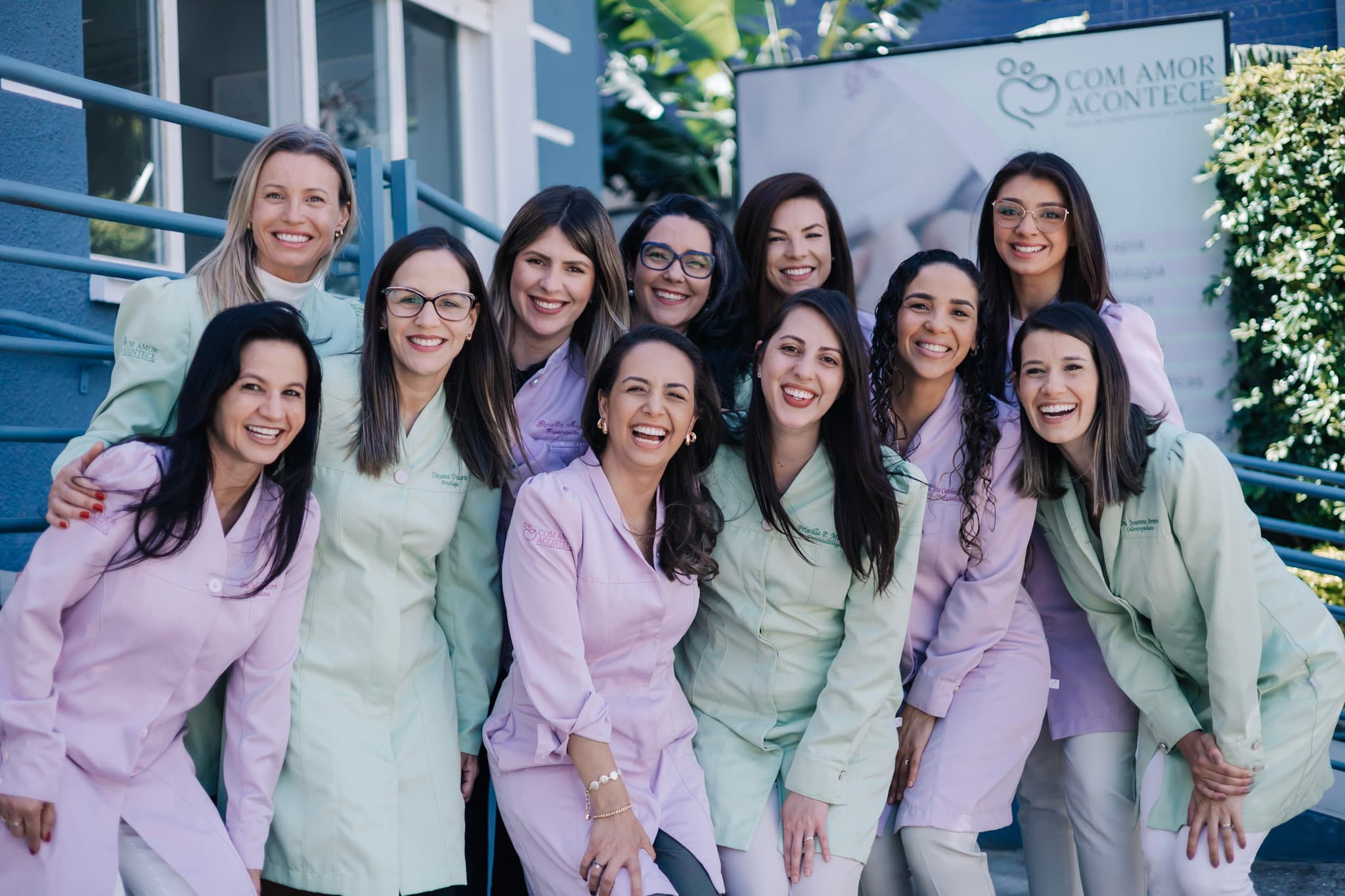 Atendimento humanizado: equipe com famílias e bebês