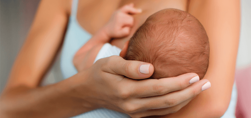 Consultora de amamentação auxiliando mãe