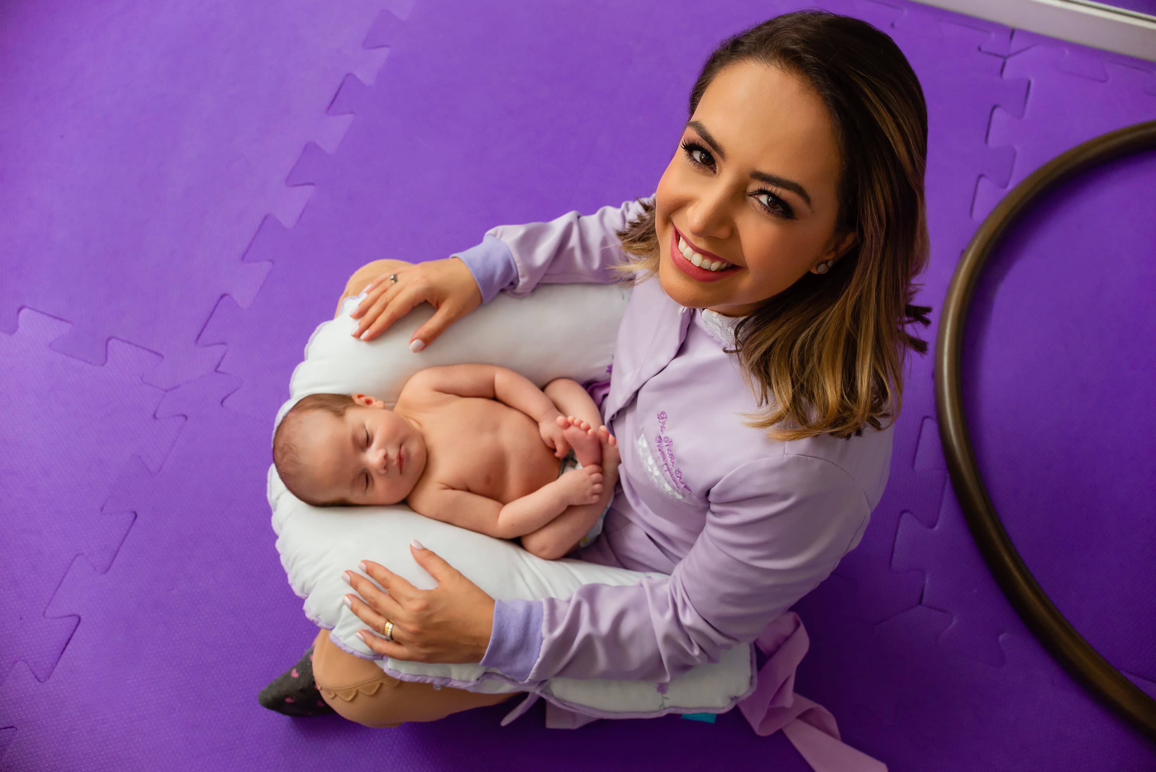 Com Amor Acontece: ambiente da clínica com profissional e bebê