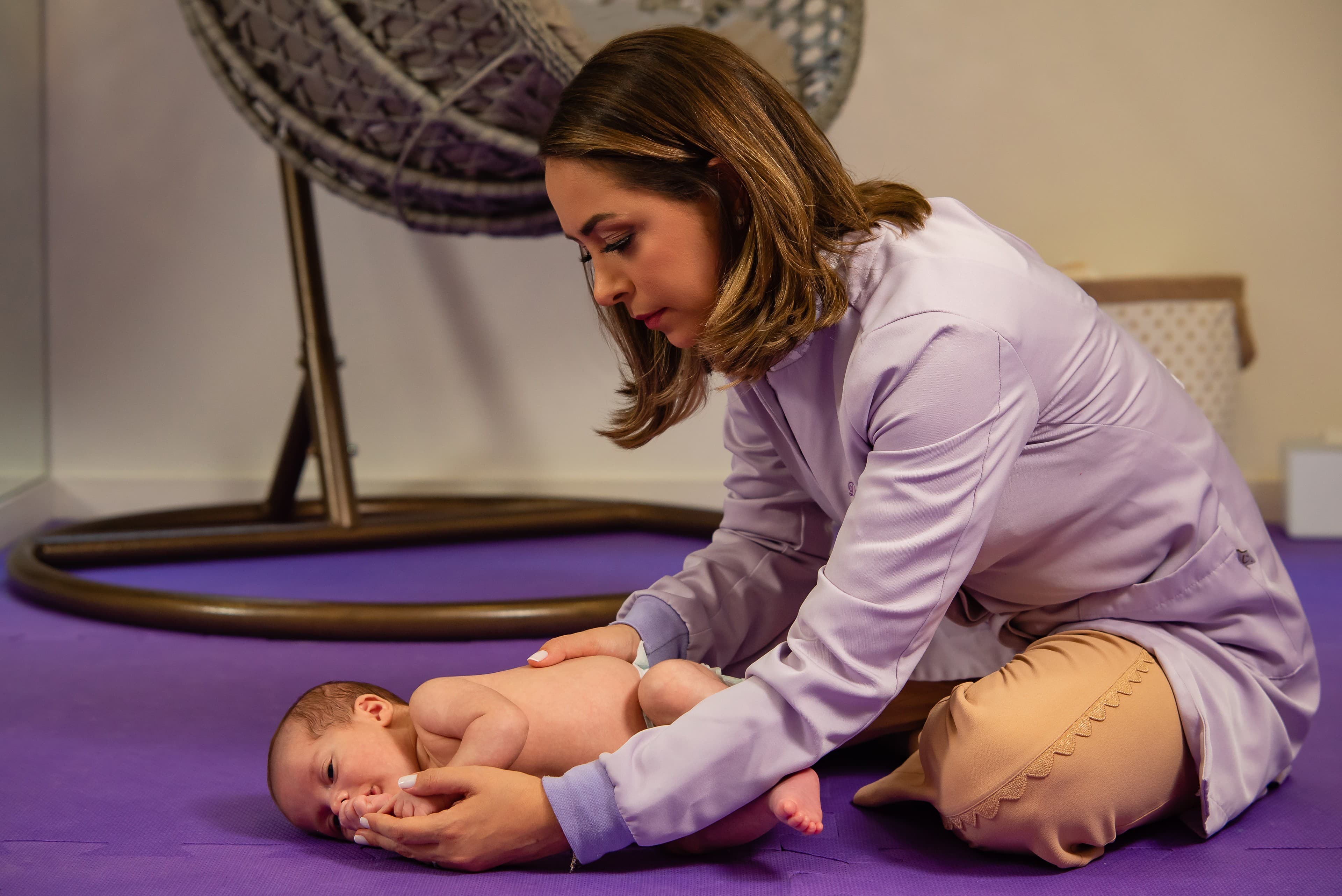 Atendimento humanizado: equipe com famílias e bebês